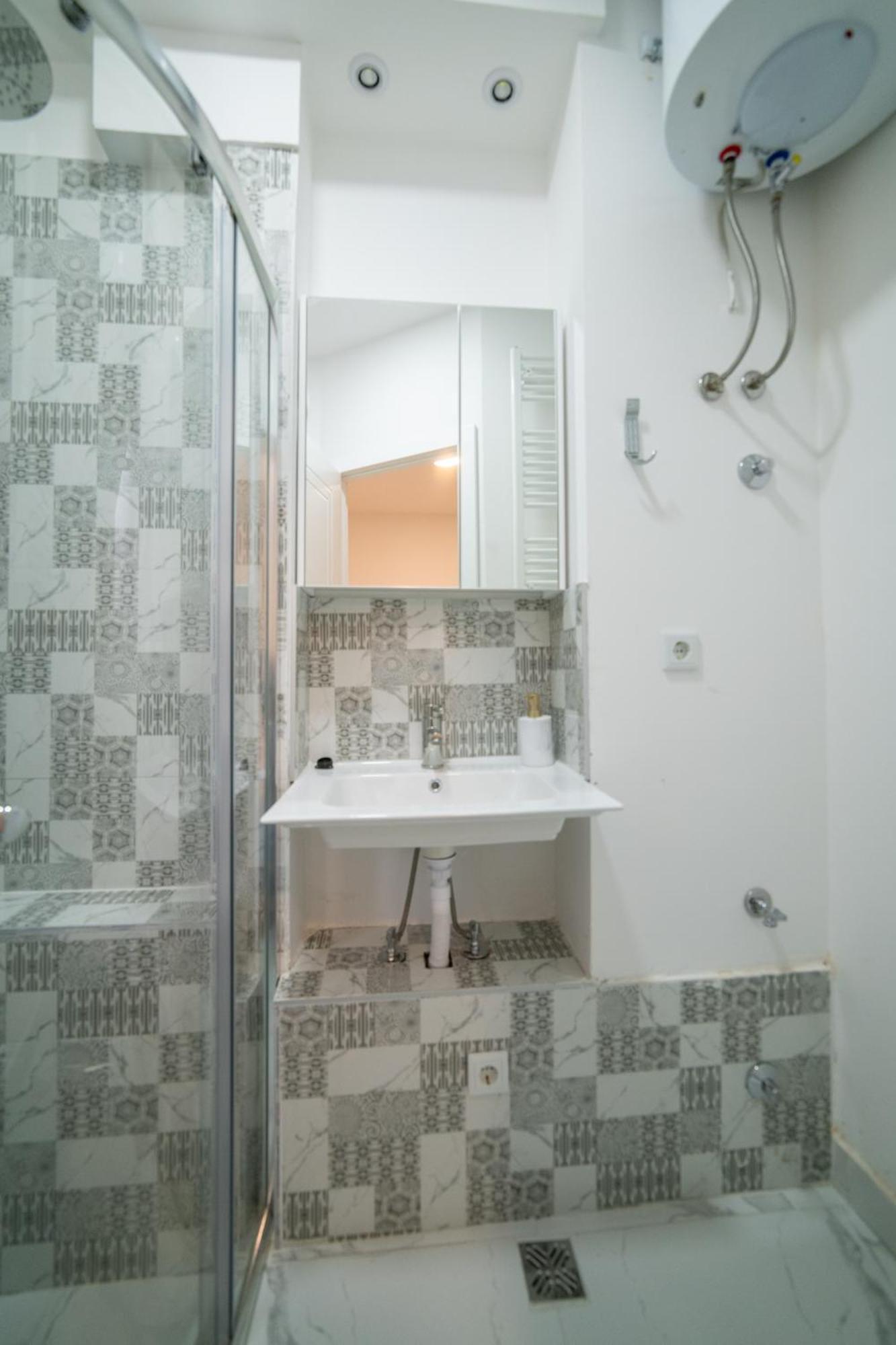 Four Seasons Apartment *