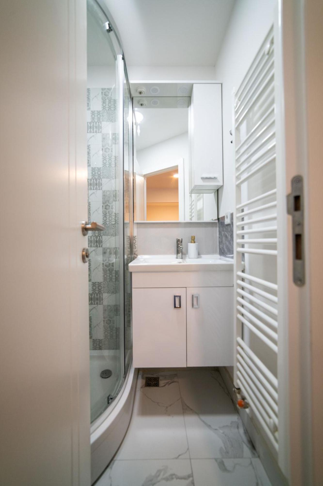 Four Seasons Apartment *