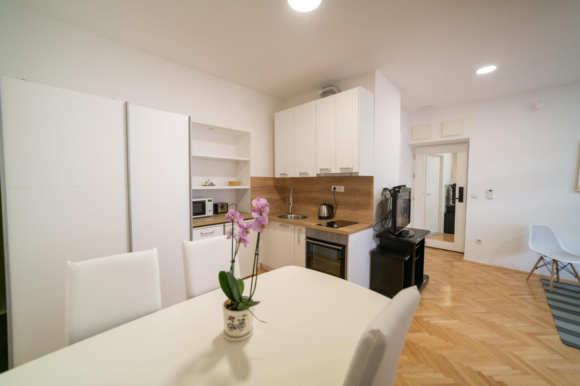 Four Seasons Apartment *