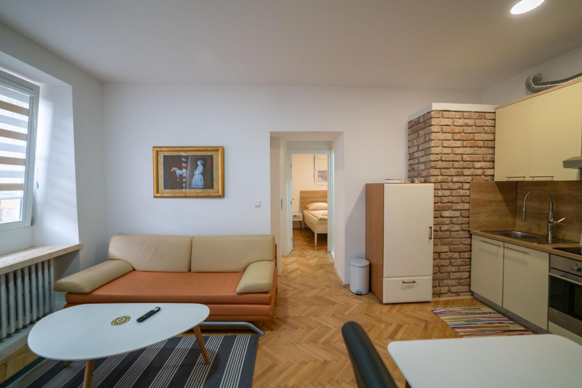 Four Seasons Apartment *